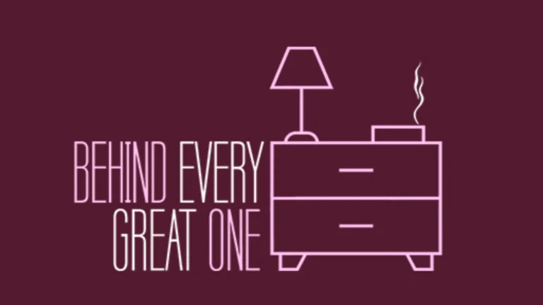 El logo de "Behind Every Great One" muestra una mesita rosa con lámpara y taza humeante sobre fondo burdeos.