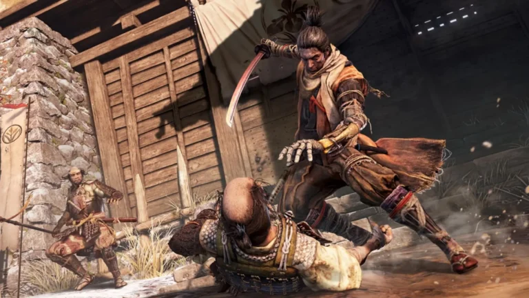 Lobo, el protagonista de Sekiro: Shadows Die Twice, a punto de empalar a un enemigo en el suelo con su espada en un entorno feudal japonés.