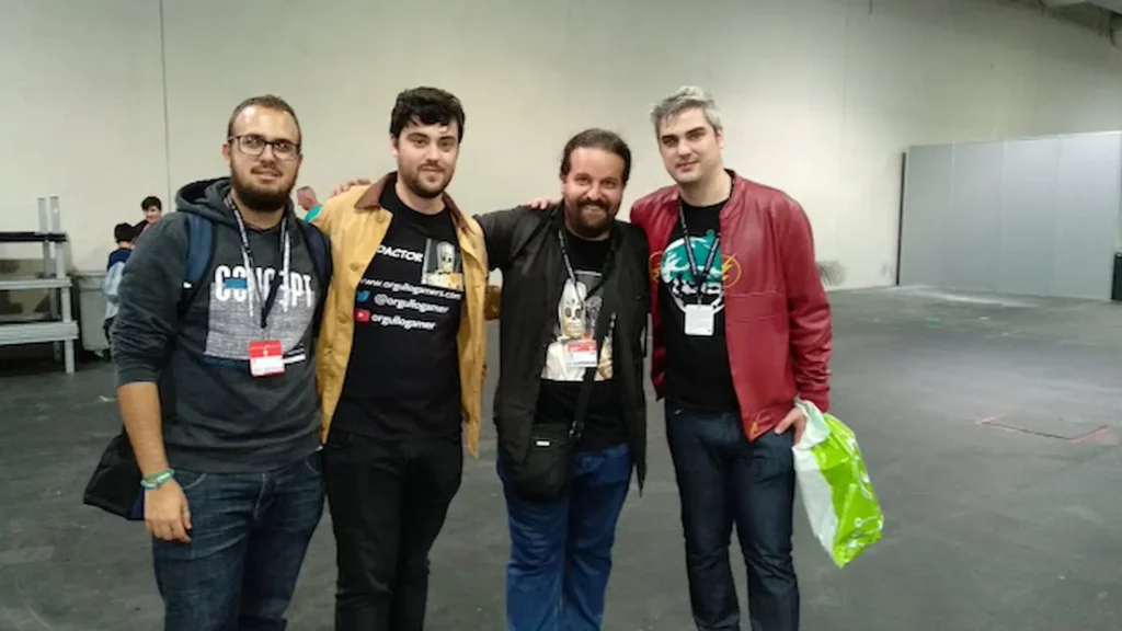 Madrid Games Week 2018 2 Daniel Viñambres, Erick, Mario y Marcos abrazados en la Madrid Games Week 2018 a espaldas al interior de uno de los pabellones.