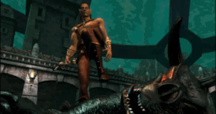 Un elfo, con el torso descubierto, pisando a un enemigo vencido en el videojuego Heretic II.