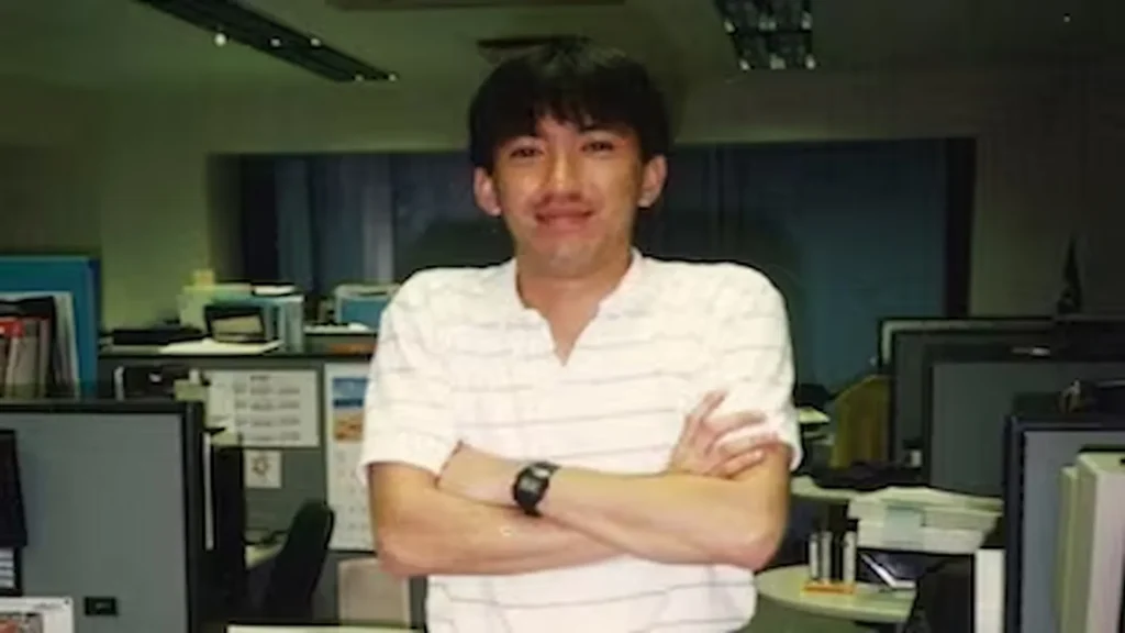 Shinji Mikami posa en una oficina durante la producción de Resident Evil (1998), figura clave del survival horror.