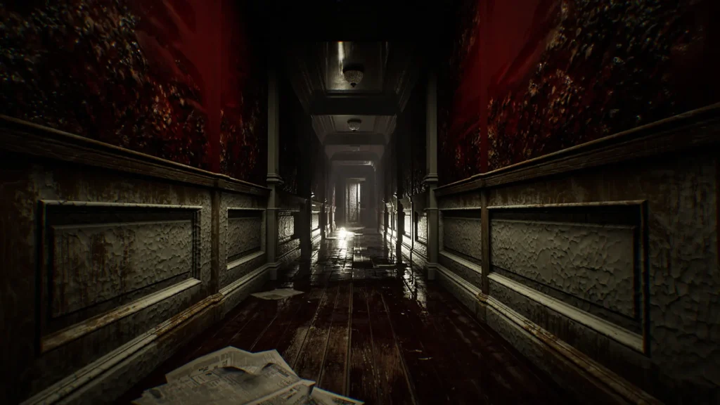 Un pasillo decrépito en Layers of Fear 2 se extiende entre paredes carcomidas y un brillo lejano al fondo.