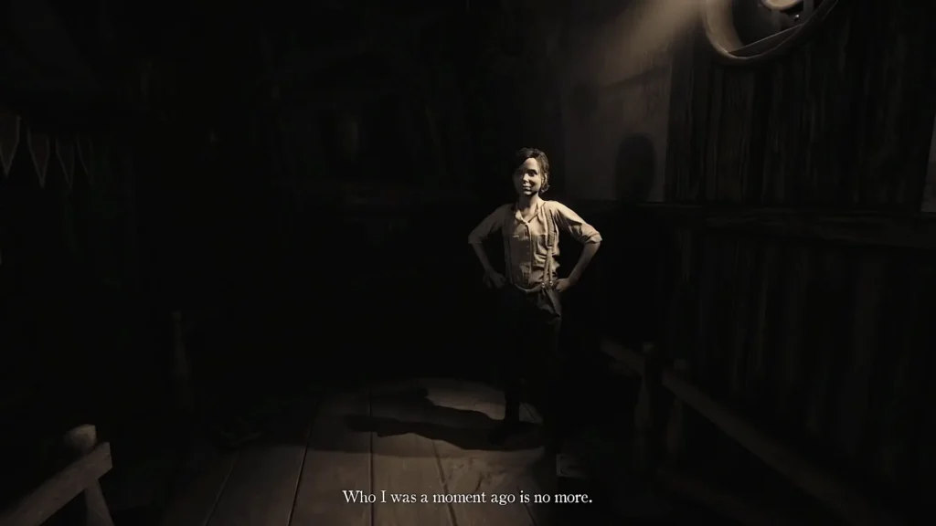 Un niño de Layers of Fear 2 posa en un escenario oscuro mientras una luz cenital resalta su expresión seria.