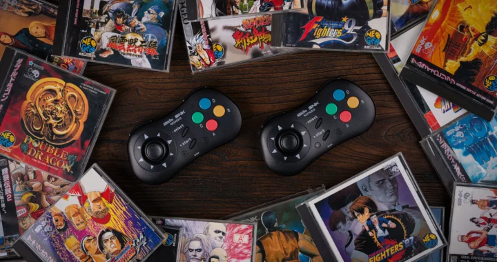 Varios juegos de Neo Geo esparcidos por una mesa junto a un par de mandos de esa consola.