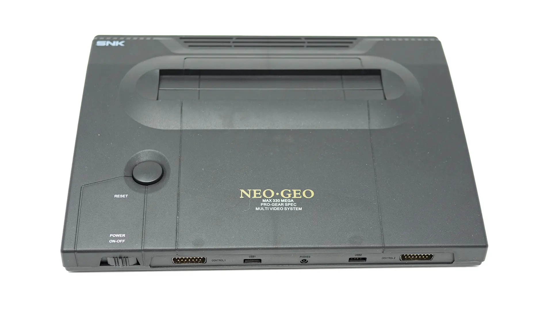 Para el reportaje a Neo Geo escogimos esta consola, la cual fotografiamos sobre un fondo blanco.