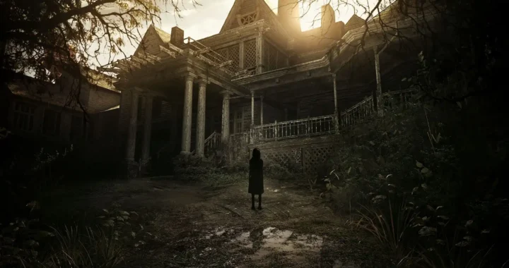 Figura solitaria observa una mansión abandonada al atardecer en Resident Evil 7, reinicio del horror en primera persona.