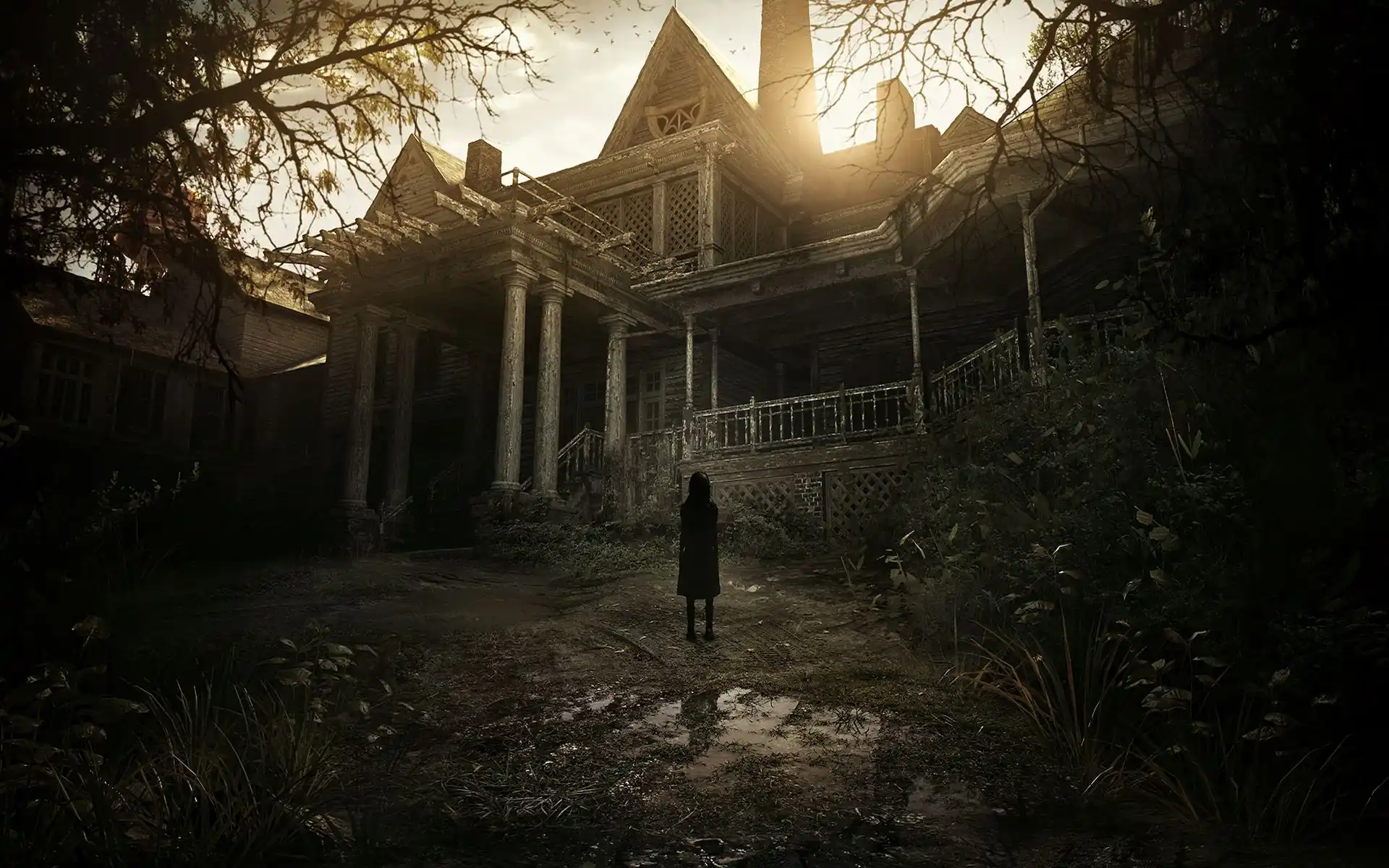 Figura solitaria observa una mansión abandonada al atardecer en Resident Evil 7, reinicio del horror en primera persona.