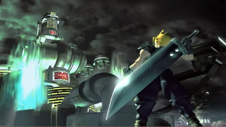 El protagonista de Final Fantasy VII sosteniendo una espada en su espalda mientras alza la cabeza mirando hacia un edificio, bajo un cielo nuboso y oscuro.