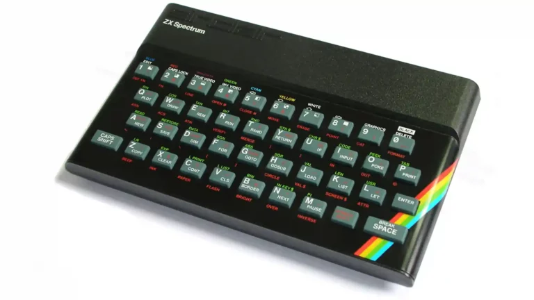 Una ZX Spectrum de color negro apoyada sobre un mesa de color blanco.