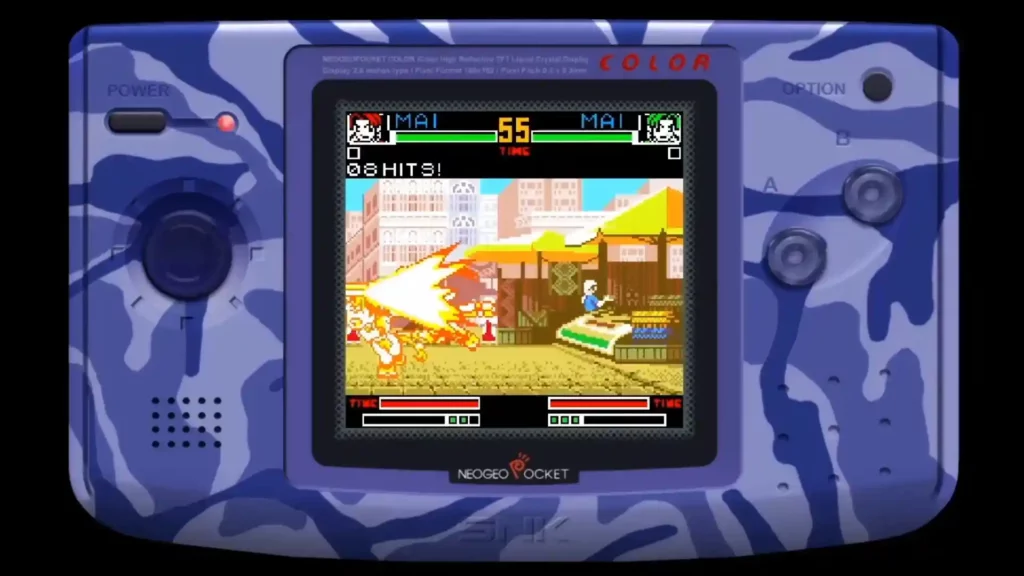 Una consola Neo Geo portátil de color violeta y motivos de camuflaje, corriendo un juego de lucha.