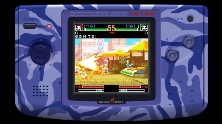 Una consola Neo Geo portátil de color violeta y motivos de camuflaje, corriendo un juego de lucha.