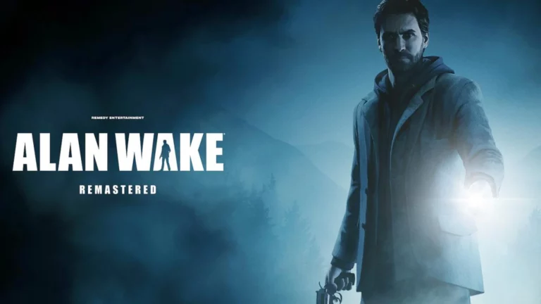 Alan sostiene una linterna encendida en medio de la niebla con gesto serio en Alan Wake Remastered.