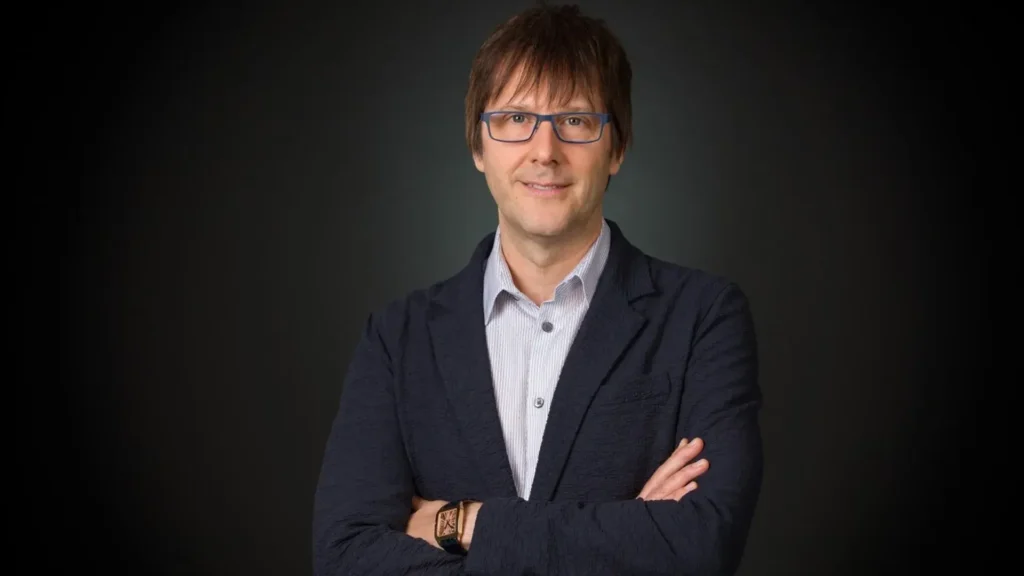 El trágico y glorioso mes de Sony. PlayStation, espabila y date cuenta 5 Mark Cerny, ingeniero jefe del desarrollo de PlayStation 5 PRO, posando a la cámara en un fondo oscuro.