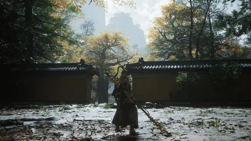 El protagonista de Black Myth Wukong posando de espaldas a la cámara en un entorno natural, rodeado por murallas de arquitectura china.
