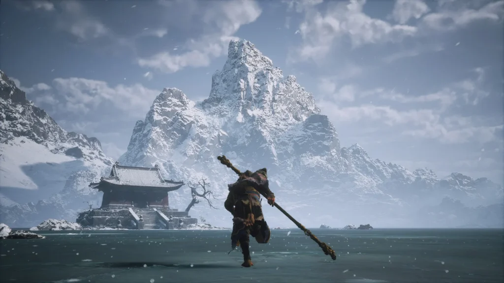 Black Myth Wukong posee entornos naturales de toda clase, pudiendo el jugador caminar por incluso lagos congelados como los de esta imagen
