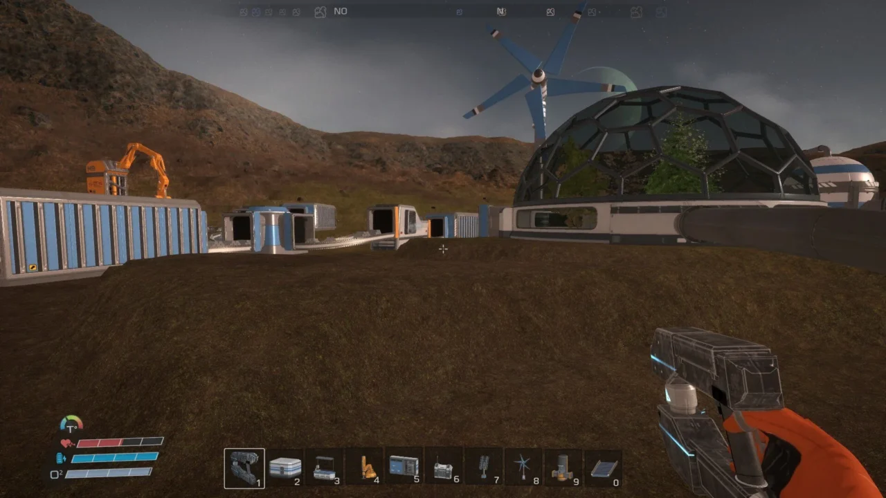 Planeta árido. Al fondo se observan construcciones, como una cúpula con árboles. Imagen de portada del análisis de Eden Crafters.