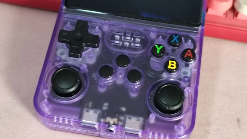Consola R36S - metemos bajo el microscopio a la máquina del momento 6 Cruceta, setas, joycons, y botones de la consola R36S.