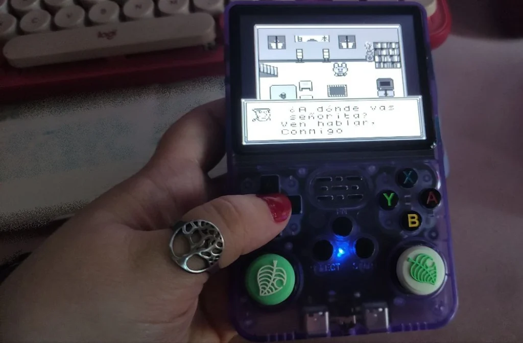 Consola R36S - metemos bajo el microscopio a la máquina del momento 7 Videojuego corriendo en la consola R36S.