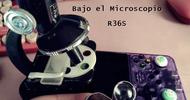 Consola R36S sometida a microscopio por la autora del texto.