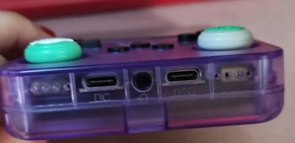 Consola R36S - metemos bajo el microscopio a la máquina del momento 5 Puertos de carga, auriculares y OTG de la consola R36S.