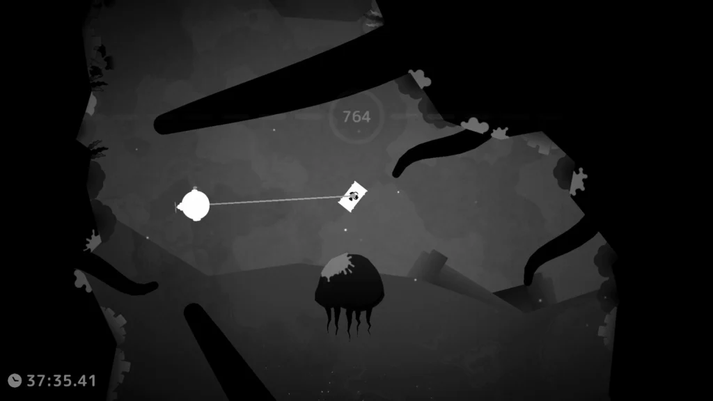 The Hookmarine - Analizamos el juego donde recoges basura marina (y es divertido hacerlo) 4 Captura del análisis de The Hookmarine. En blanco y negro el hookmarine arrastrando el barril con su gancho en un escenario tentaculoso. Destacan estos dos elementos al ser completamente blancos. El contraste de colores es fuerte.