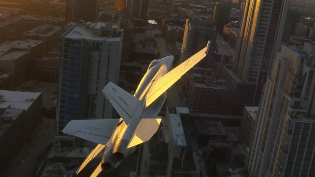 Un caza sobrevolando una ciudad en Microsoft Flight Simulator 2024.