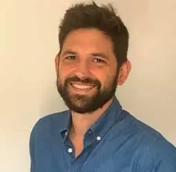 Opinión sobre Los secretos del reino de las sombras 4 El autor de Los secretos del reino de las sombras posando con una camisa azul sobre un fondo amarillo.