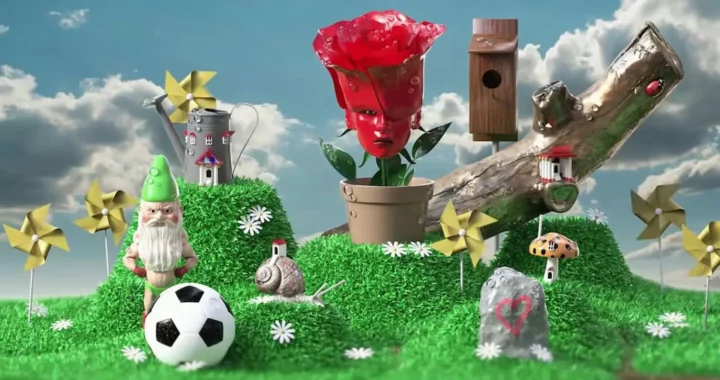 Varios personajes secundarios de About an Elf: un gnomo con una pelota y una planta con cara sobre un decorado de césped con otros objetos.