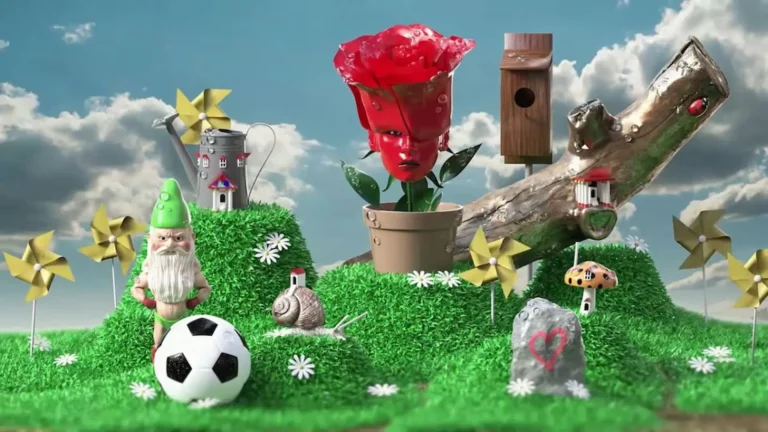 Varios personajes secundarios de About an Elf: un gnomo con una pelota y una planta con cara sobre un decorado de césped con otros objetos.