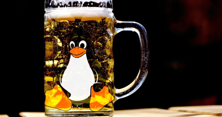 La mascota de Linux (Tux) dentro de una jarra de cerveza, como versión alternativa del logo de Orgullogamers