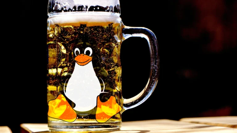 La mascota de Linux (Tux) dentro de una jarra de cerveza, como versión alternativa del logo de Orgullogamers