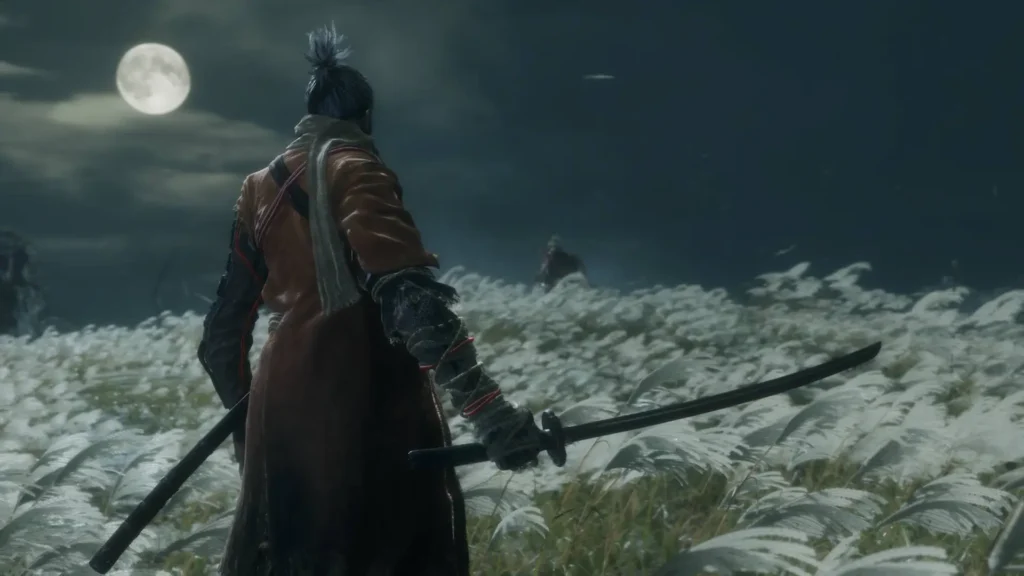 Lobo, de espaldas y con la katana desenvainada, en un campo de flores blancas bajo la luna, para el análisis de Sekiro.