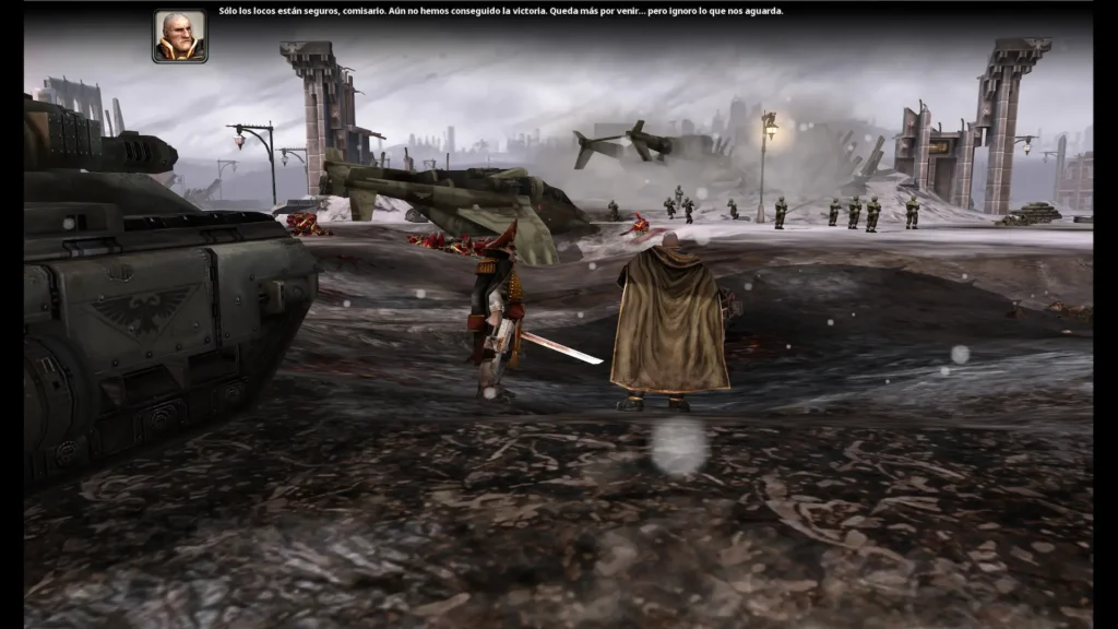 En una escena del videojuego Dawn of War, un capitán y un coronel se alzan sobre un campo de batalla invernal cubierto de escombros, con un tanque del Astra Militarum en primer plano y tropas al fondo.