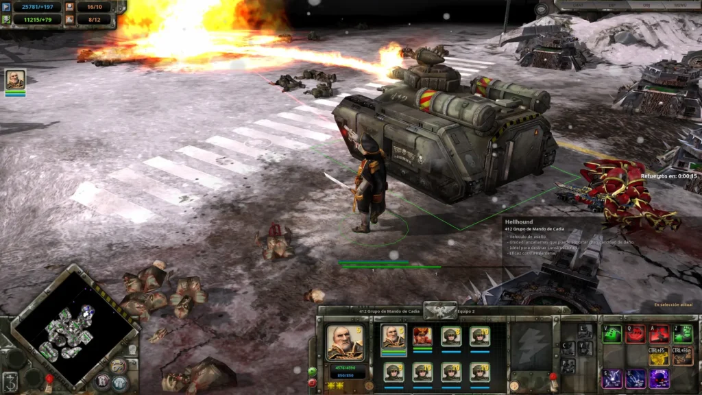 Una captura de pantalla del videojuego Warhammer 40,000: Dawn of War, donde un capitán de la Guardia Imperial con un bláster láser se encuentra junto a un tanque Hellhound que dispara su lanzallamas sobre el terreno nevado, con cuerpos derribados y la interfaz de usuario en la parte inferior.