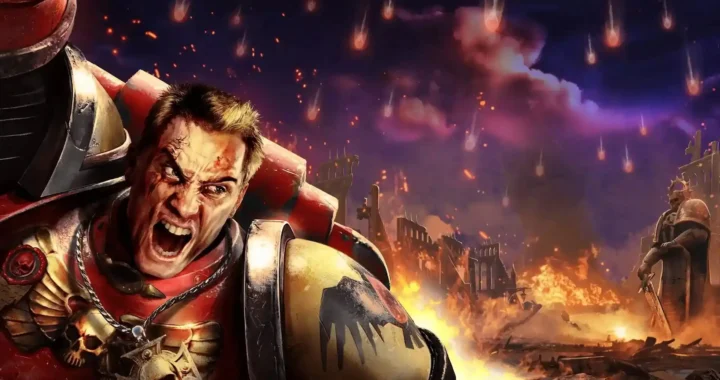 Un Marine Espacial furioso con armadura roja y dorada, el capitán Gabriel Angelos, grita en medio de una lluvia de meteoritos y estructuras en llamas, representando la portada de Dawn of War Definitive Edition.