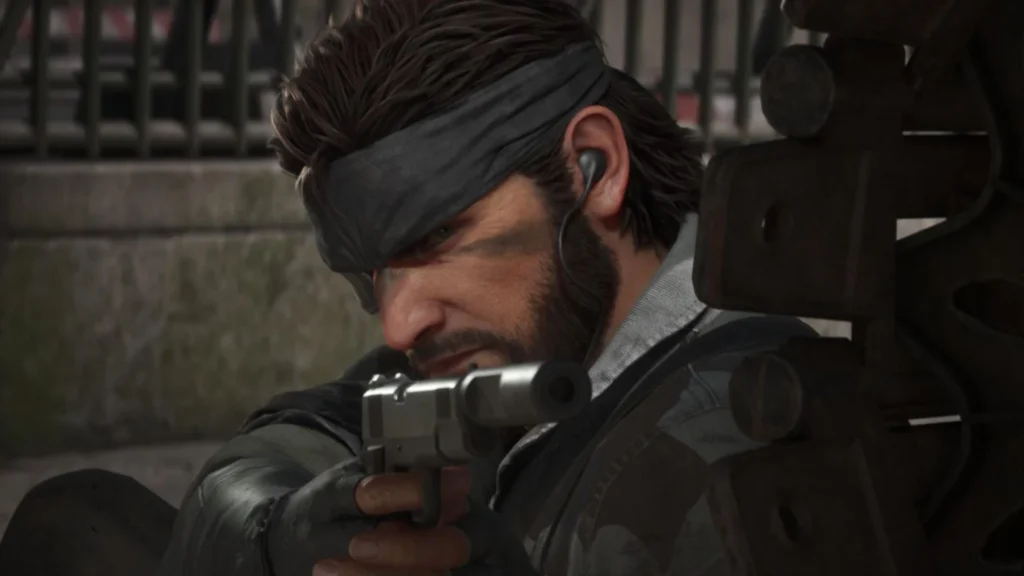 Primer plano de Big Boss apuntando con pistola equipada con silenciador en el análisis de Metal Gear Solid: Delta.