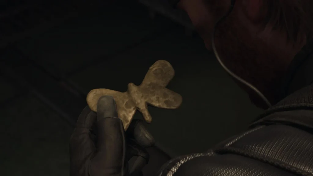 Big Boss examina una carga C3 con forma de mariposa el análisis de Metal Gear Solid: Delta.