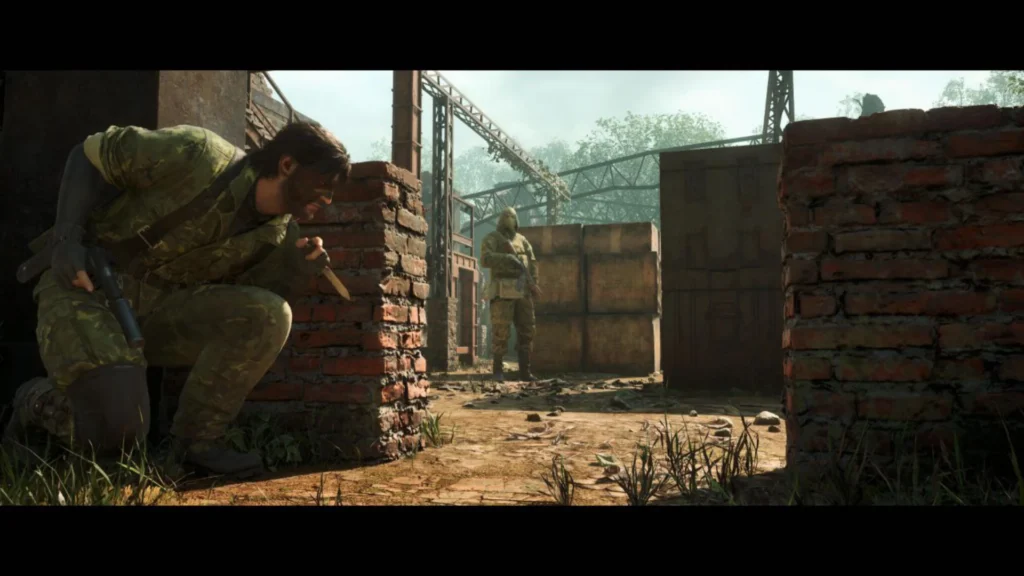 Big Boss se oculta tras un muro con cuchillo en mano acechando a un guardia en el análisis de Metal Gear Solid: Delta.