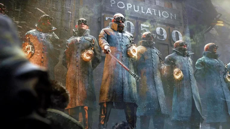 Guardias de Frostpunk 2, abrigados y con linternas, lideran a una fila de prisioneros frente a un cartel de población.