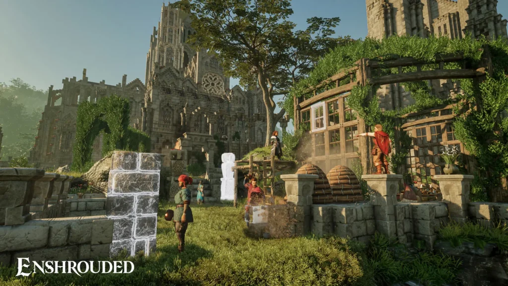 Jugadores en Enshrouded construyen un castillo entre ruinas cubiertas de hiedra con bloques mágicos en proceso.