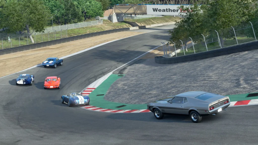 Varios coches clásicos de carreras en plena curva del circuito WeatherTech Raceway Laguna Seca de un juego de carreras realista, un videojuegos de antes.