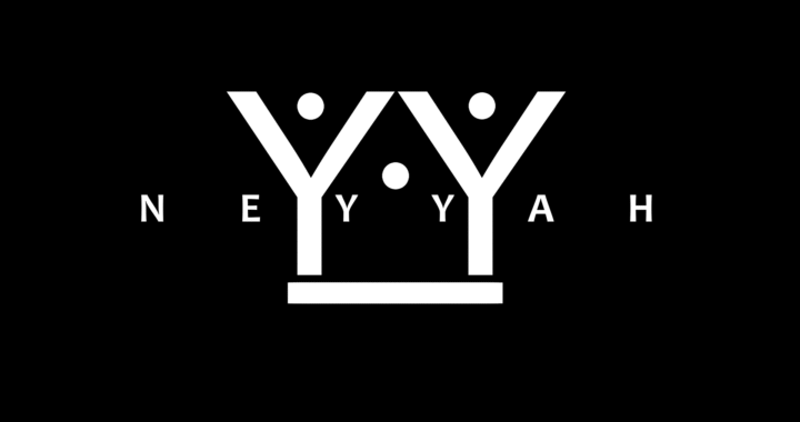 Logotipo de Neyyah en blanco sobre fondo negro con forma de corona abstracta.