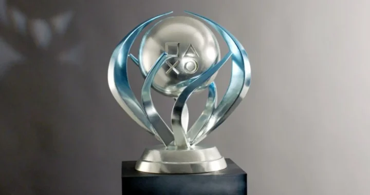 Trofeo platino de PlayStation sobre pedestal metálico, símbolo del coleccionismo que critica el estar en contra de los platinos.