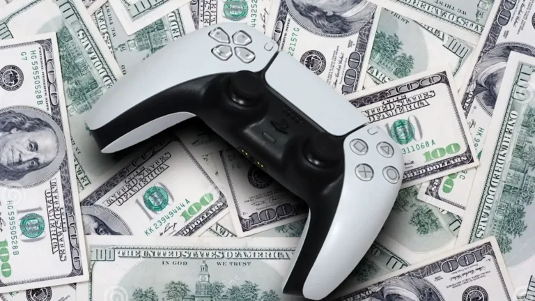 Mando DualSense sobre billetes de dólar simbolizando el precio de los videojuegos en la industria actual.