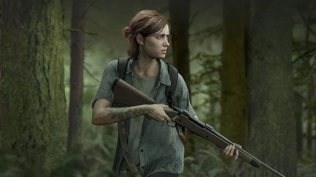 Ellie de The Last of Us avanza por un bosque con rifle en mano y gesto alerta.