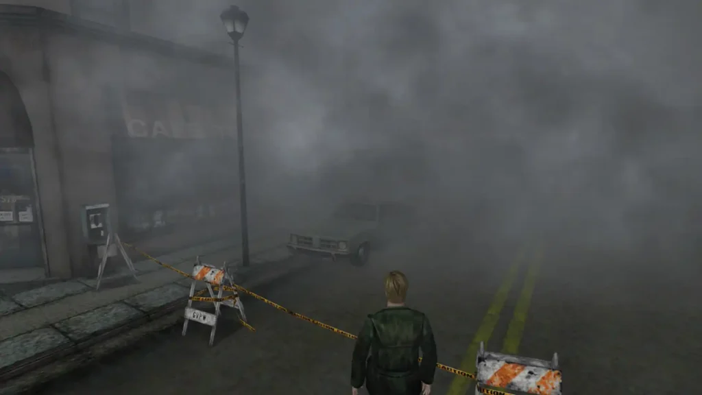 James Sunderland camina entre la niebla densa de una calle vacía en Silent Hill 2.