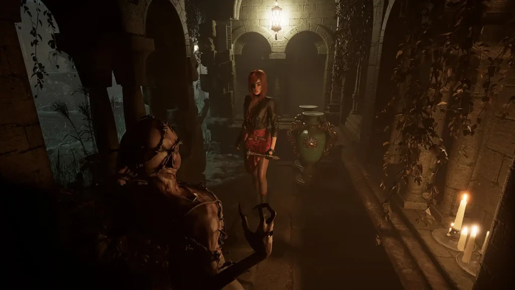 Caroline enfrenta a un monstruo encadenado en un pasillo iluminado por velas en Tormented Souls 2.