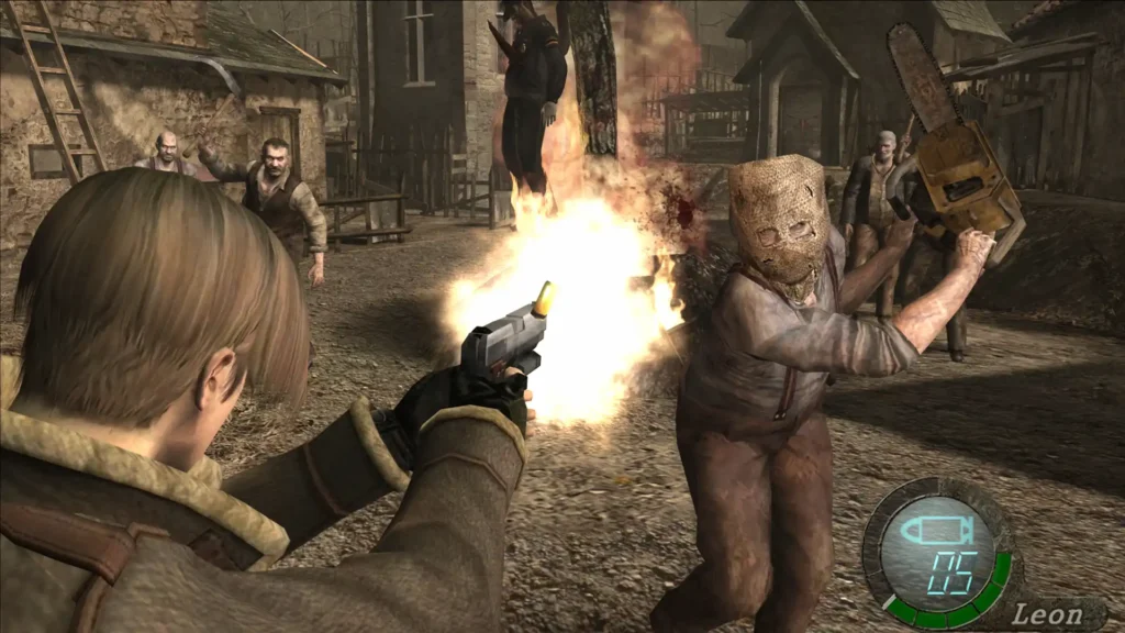 Leon S. Kennedy dispara a un aldeano encapuchado armado con motosierra en Resident Evil 4.