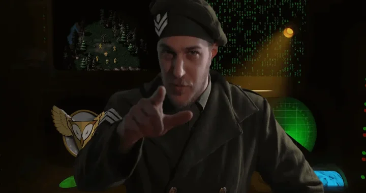 Primer plano de un actor con barba y gorra de Coronel señalando a cámara, sobre un fondo militar con un mapa de juego y código binario de Dying Breed.