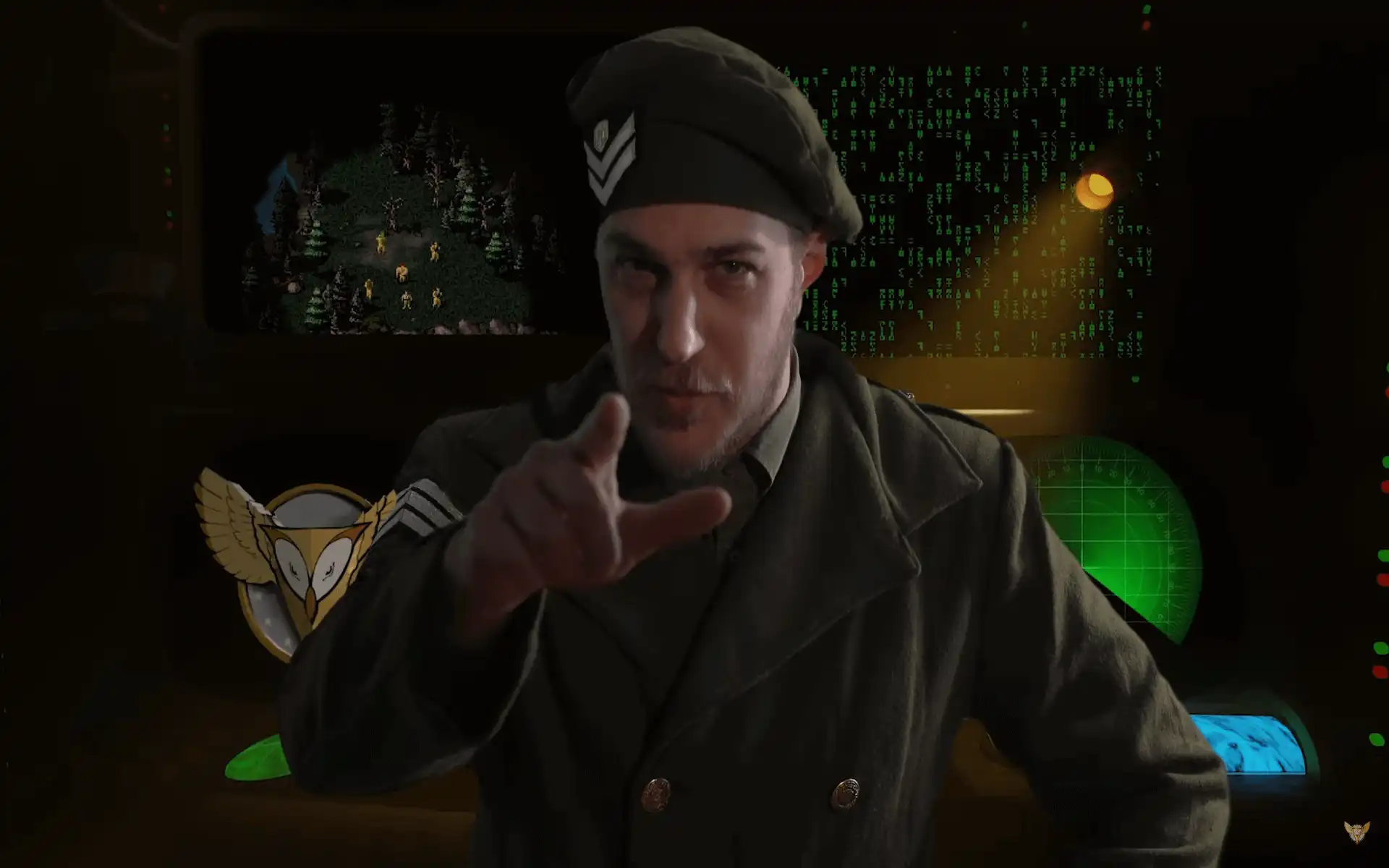 Primer plano de un actor con barba y gorra de Coronel señalando a cámara, sobre un fondo militar con un mapa de juego y código binario de Dying Breed.